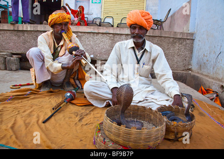 Charmeur de cobra au Pushkar Mela à Pushkar au Rajasthan Inde Banque D'Images