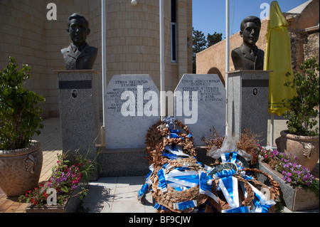 Monument commémoratif de guerre à l'extérieur de l'église Agios Georgios xylofagou entre dhekelia et ayia napa république de Chypre Banque D'Images