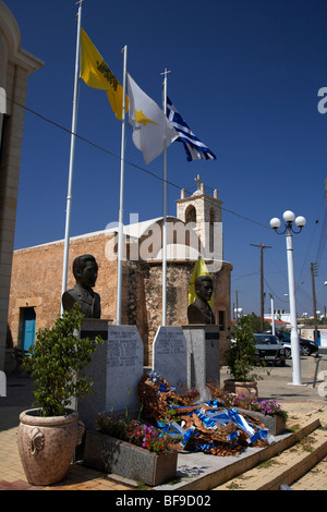 Monument commémoratif de guerre à l'extérieur de l'église Agios Georgios xylofagou entre dhekelia et ayia napa république de Chypre Banque D'Images