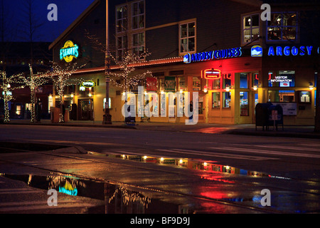 Pier 56, au crépuscule sur Alaskan Way sur le front, Seattle, Washington Banque D'Images