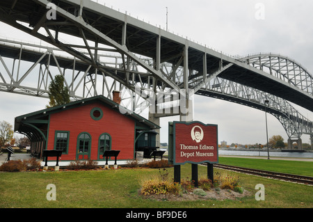 Thomas Edison Depot Museum à Port Huron, Michigan, se trouve à côté du pont Blue Water et la rivière Sainte-Claire par Sarnia, Ontario Banque D'Images