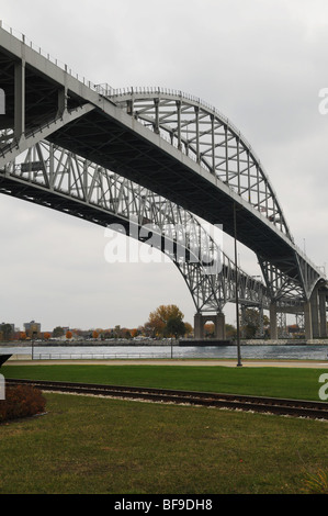 Pont Blue Water s'étend sur 1 traverser la rivière Sainte-Claire, du Canada aux États-Unis, juste au sud du lac Huron Banque D'Images