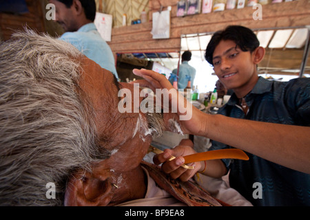 Un rasage coiffure homme rajput pendant la Pushkar Mela à Pushkar au Rajasthan Inde Banque D'Images