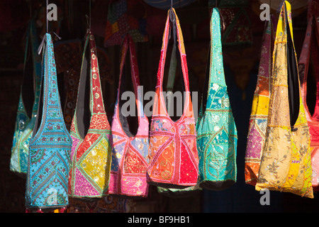 Magasin qui vend des sacs à Pushkar dans le Rajasthan en Inde Banque D'Images