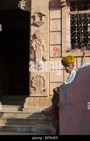 Homme Rajput en face d'un temple hindou à Pushkar au Rajasthan Inde Banque D'Images