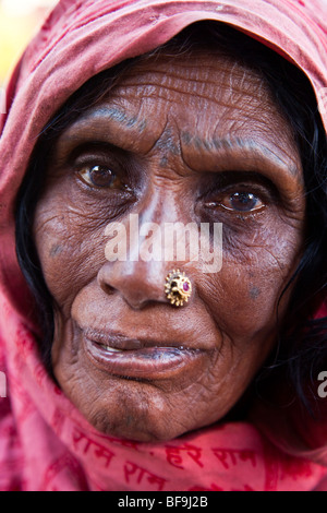 Vieille Femme mendiant Rajput à Pushkar dans le Rajasthan en Inde Banque D'Images