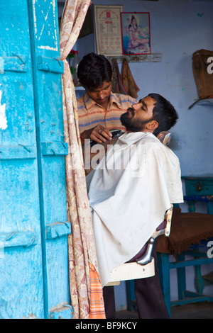 Coiffure découpage d'un beard à Pushkar dans le Rajasthan en Inde Banque D'Images