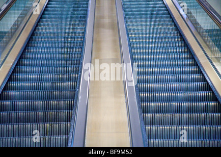 Marches de l'escalator vers le haut et vers le bas Banque D'Images