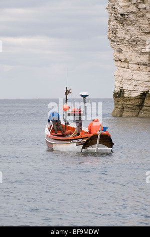 Un bateau de pêche dans la mer du Nord au nord de Flamborough, Atterrissage dans le Yorkshire. Banque D'Images