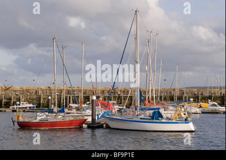 Les bateaux de plaisance dans l'avant-port à Scarborough, Yorkshire du Nord. Banque D'Images