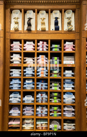 Les chemises d'hommes sur des étagères au T.M. Lewin, magasin de vêtements, London, England, UK Banque D'Images