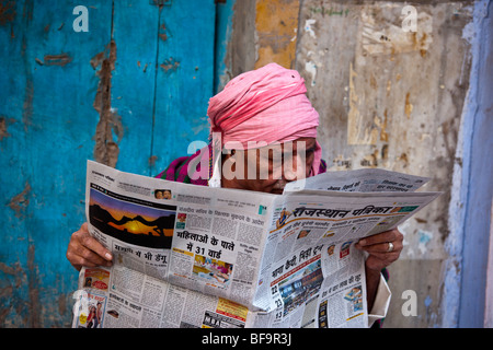 Lire un journal à Pushkar dans le Rajasthan en Inde Banque D'Images