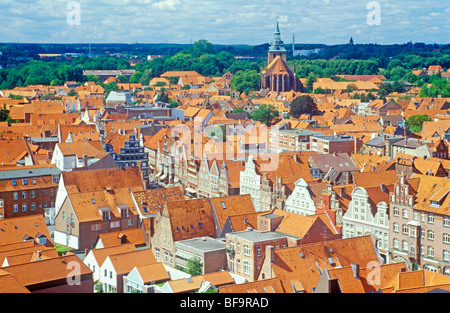 Vue panoramique sur la vieille ville de Lunebourg avec Am Sande Square et Église de Michaelis du château d'eau, Basse-Saxe, Allemagne Banque D'Images