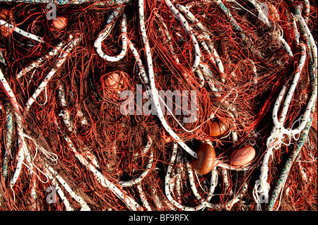 Les filets de pêche colorés sarde entassés sur le quai à Porto Teulada, au sud-ouest de la Sardaigne Banque D'Images