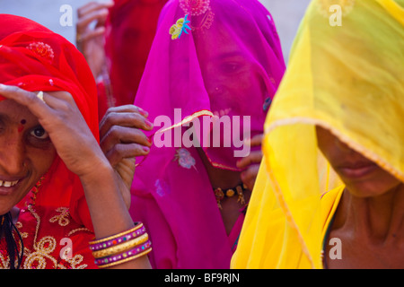 Les femmes voilées à l'Camel Rajput juste à Pushkar dans le Rajasthan en Inde Banque D'Images