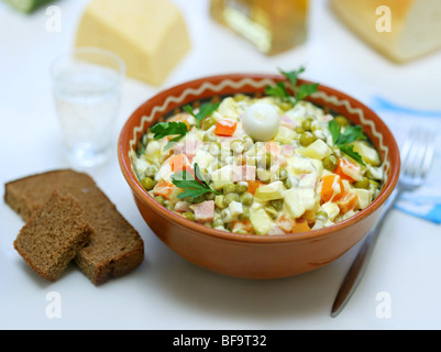 Variante de maison Salade Russe et des morceaux de pain près Banque D'Images