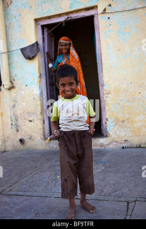 Garçon Rajput et sa mère à Pushkar dans le Rajasthan en Inde Banque D'Images