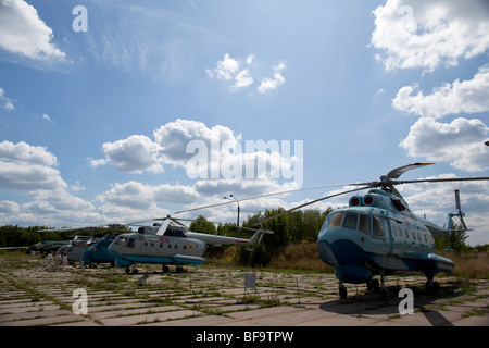 Des hélicoptères dans le peuplement historique du musée de l'aviation ukrainienne dans Kiev-Zhulyany. Banque D'Images