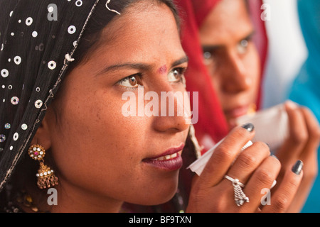 Les femmes Rajput thé chai potable à Pushkar dans le Rajasthan en Inde Banque D'Images