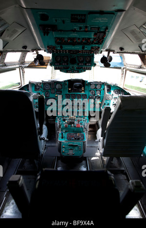 Cockpit d'un avion-cargo Iliouchine Il-62 dans le musée de l'aviation ukrainienne dans Kiev-Zhulyany. Banque D'Images
