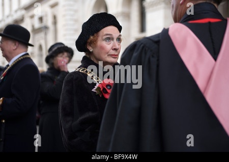 Les veuves de guerre et leurs amis se sont réunis au cénotaphe de la loi annuelle du souvenir pour ceux qui ont été tués dans des guerres Banque D'Images