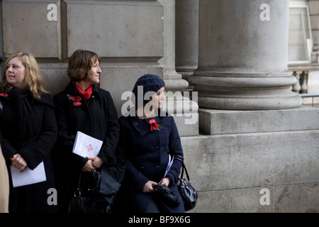 Les veuves de guerre et leurs amis se sont réunis au cénotaphe de la loi annuelle du souvenir pour ceux qui ont été tués dans des guerres Banque D'Images