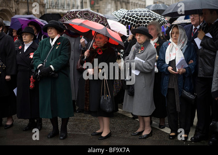 Les veuves de guerre et leurs amis se sont réunis au cénotaphe de la loi annuelle du souvenir pour ceux qui ont été tués dans des guerres Banque D'Images