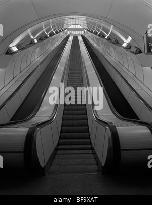 Un escalator de métro de Prague en noir et blanc vide Banque D'Images