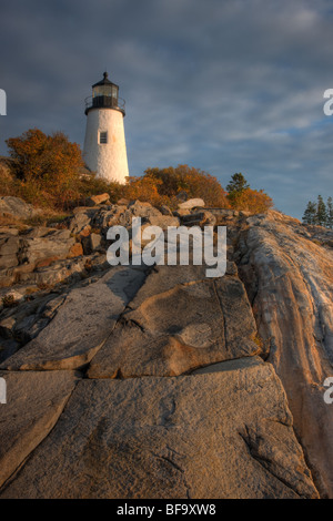 Pemaquid Point Lighthouse perché sur des formations rocheuses fantastiques à Bristol, dans le Maine. Banque D'Images