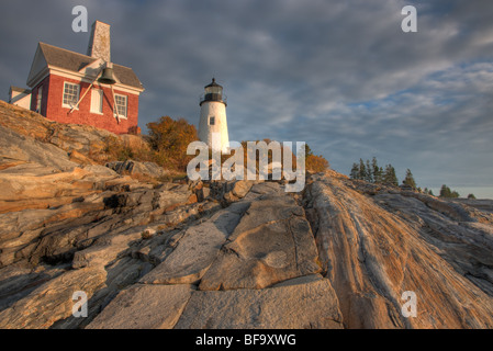 Pemaquid Point Lighthouse et bell house perché sur des formations rocheuses fantastiques à Bristol, dans le Maine. Banque D'Images