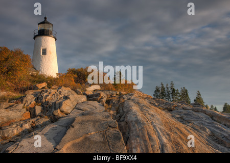 Pemaquid Point Lighthouse perché sur des formations rocheuses fantastiques à Bristol, dans le Maine. Banque D'Images