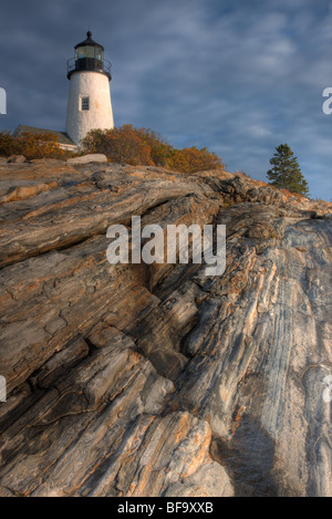 Pemaquid Point Lighthouse perché sur des formations rocheuses fantastiques à Bristol, dans le Maine. Banque D'Images