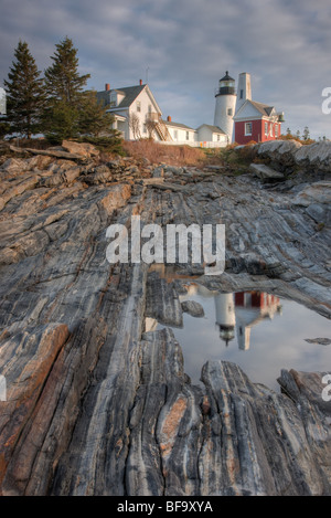 Pemaquid Point Lighthouse perché sur des formations rocheuses fantastiques, et son reflet dans un bassin de marée à Bristol, dans le Maine. Banque D'Images