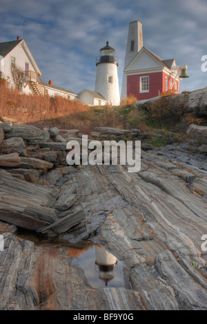 Pemaquid Point Lighthouse perché sur des formations rocheuses fantastiques, et son reflet dans un bassin de marée à Bristol, dans le Maine. Banque D'Images