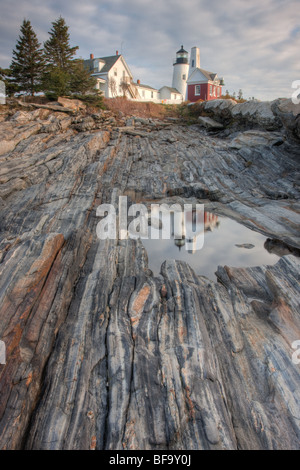 Pemaquid Point Lighthouse perché sur des formations rocheuses fantastiques, et son reflet dans un bassin de marée à Bristol, dans le Maine. Banque D'Images