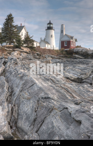 Pemaquid Point Lighthouse perché sur des formations rocheuses fantastiques à Bristol, dans le Maine. Banque D'Images