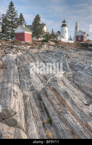 Pemaquid Point Lighthouse perché sur des formations rocheuses fantastiques à Bristol, dans le Maine. Banque D'Images