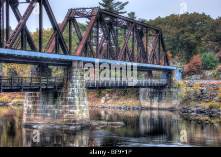 Le centre historique de pont Noir, un treillis en pin-connecté, pont enjambe la rivière Androscoggin, sur la Maine Central Railroad Banque D'Images