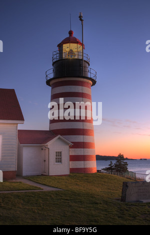 Quoddy Head Light dans l'Ouest Lubec, Maine en pré-aube lumière Banque D'Images