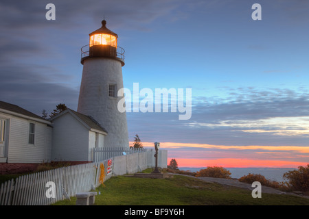 Pemaquid Point Lighthouse dans le ciel avant l'aube à Bristol, dans le Maine. Banque D'Images