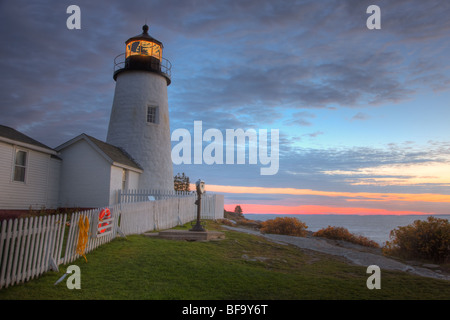 Pemaquid Point Lighthouse dans le ciel avant l'aube qui commence à briller avant le lever du soleil à Bristol, dans le Maine. Banque D'Images