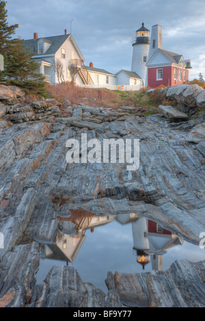 Pemaquid Point Lighthouse perché sur des formations rocheuses fantastiques, et son reflet dans un bassin de marée à Bristol, dans le Maine. Banque D'Images