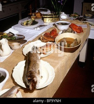 Royaume-uni, Angleterre, Staffordshire, Stafford, Shugborough chambre cuisine victorienne, les poissons d'être préparé pour le dîner Banque D'Images