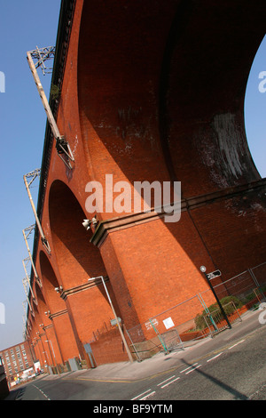 L'Angleterre, Stockport, Cheshire, viaduc ferroviaire du centre-ville, la plus grande structure en brique Banque D'Images