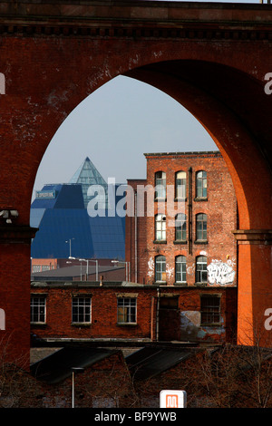 L'Angleterre, Stockport, Cheshire, viaduc ferroviaire du centre-ville, la plus grande structure en brique et la pyramide de la Banque Coop Banque D'Images