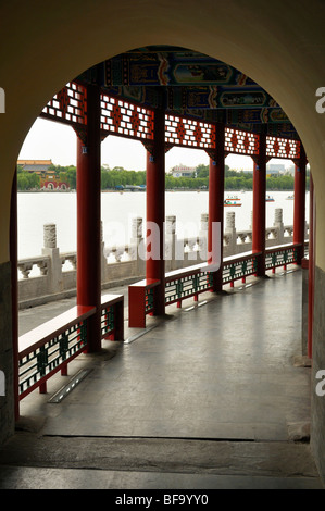 Un couloir de pavillon sur Qionghua (île aux fleurs de Jade), Beijing CN Banque D'Images