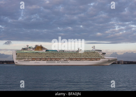 P & O va quitter les écrans de l'océan, l'eau de Southampton Hampshire, Angleterre Banque D'Images