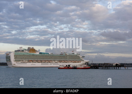 P & O va quitter les écrans de l'océan, l'eau de Southampton Hampshire, Angleterre Banque D'Images