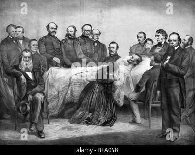 Print circa 1865 nous montrant le président Abraham Lincoln sur son lit de mort entouré de membres de son Cabinet, de généraux et de la famille. Banque D'Images