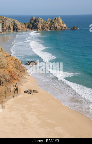 Plage de Porthcurno Pedn, Vounder Beach, Logan Rock, South Coast, Cornwall, Angleterre, Royaume-Uni, Europe Banque D'Images